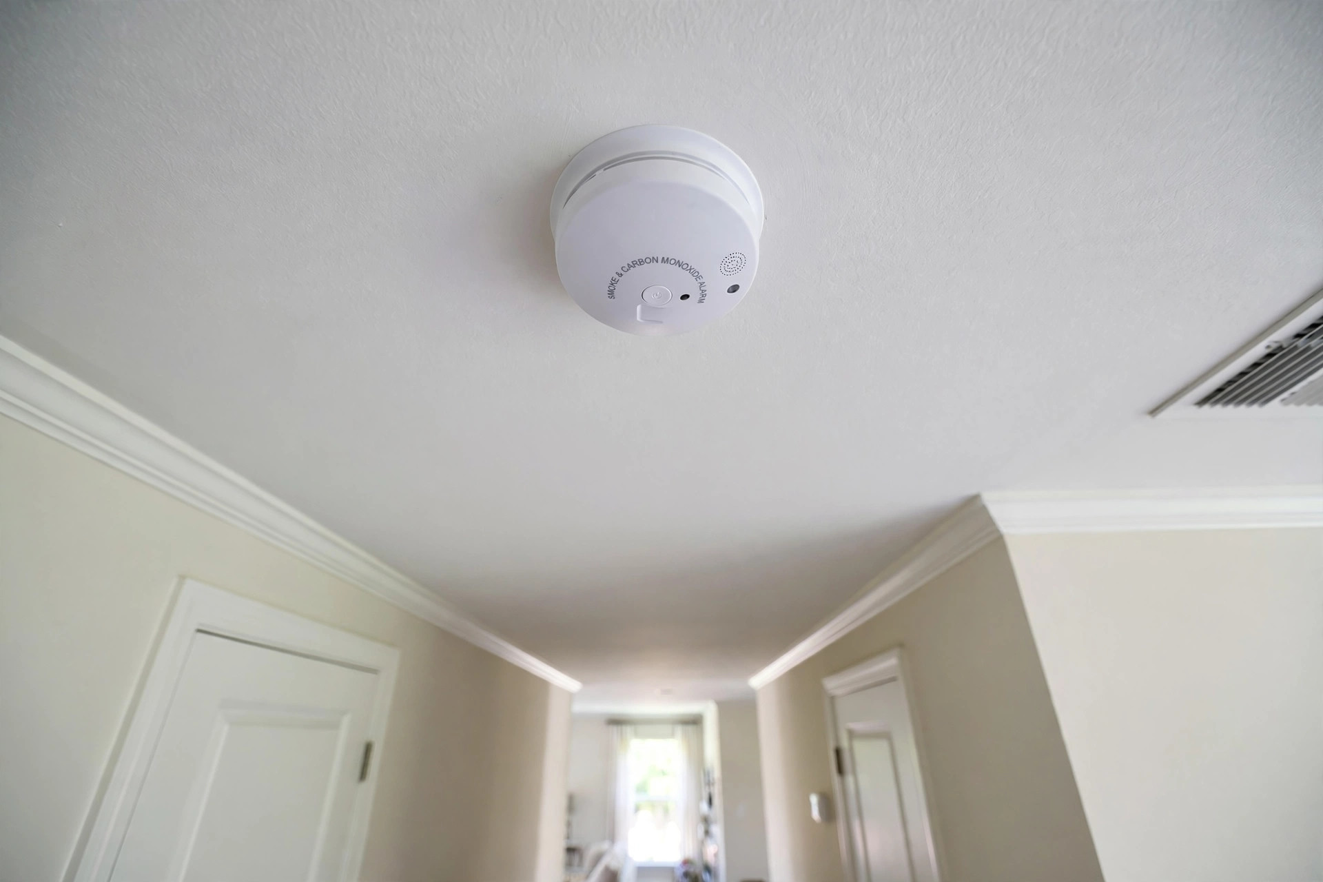 nest protect vs first alert comparison usa: Smoke and carbon monoxide alarm mounted on a hallway ceiling in a US home